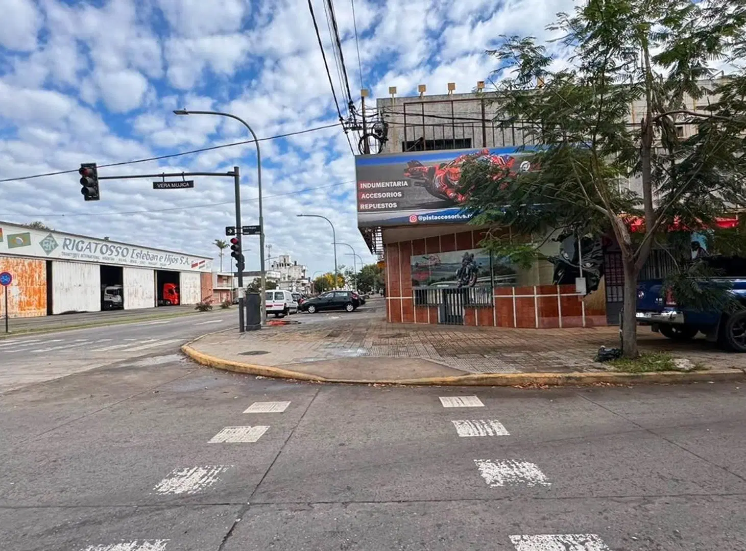 Galpón con local comercial y oficinas en esquina estratégica 3