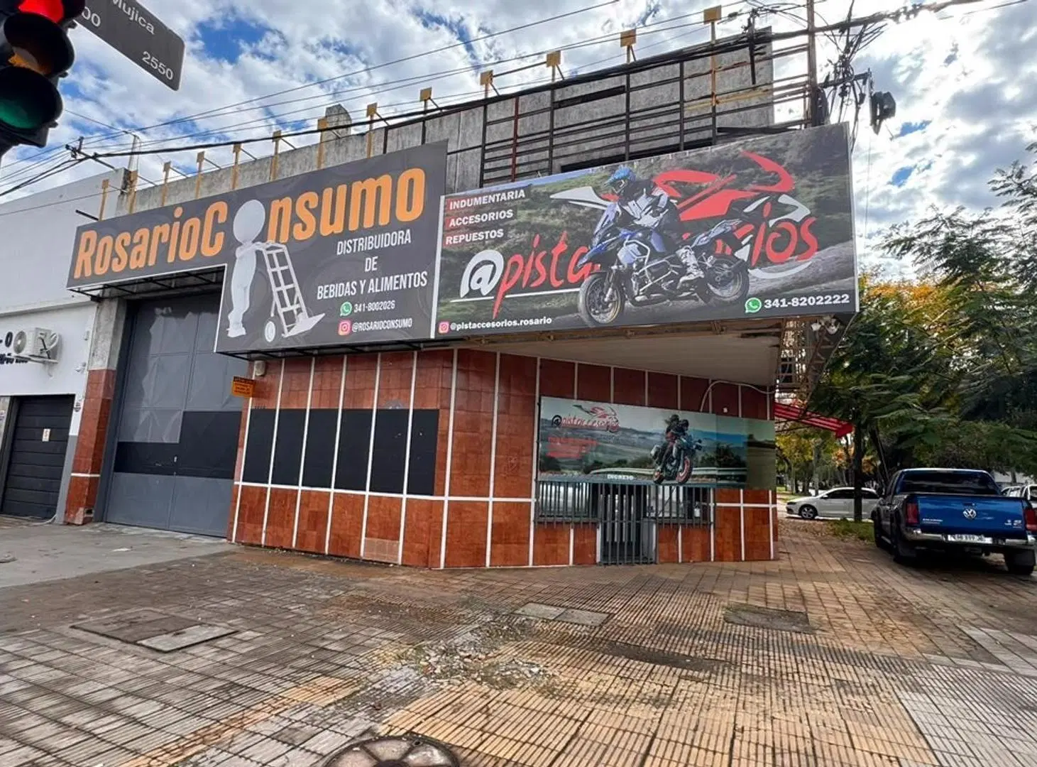 Galpón con local comercial y oficinas en esquina estratégica 4