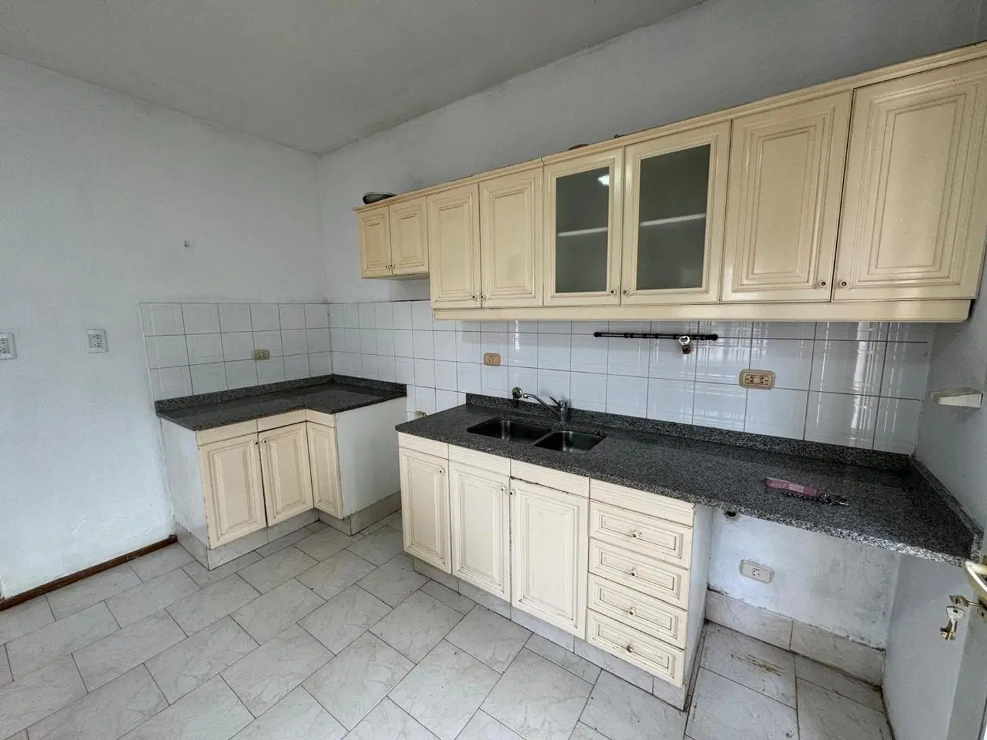 VENTA CASA CON COCHERA A PASOS DEL RIO .Granadero Baigorria 5