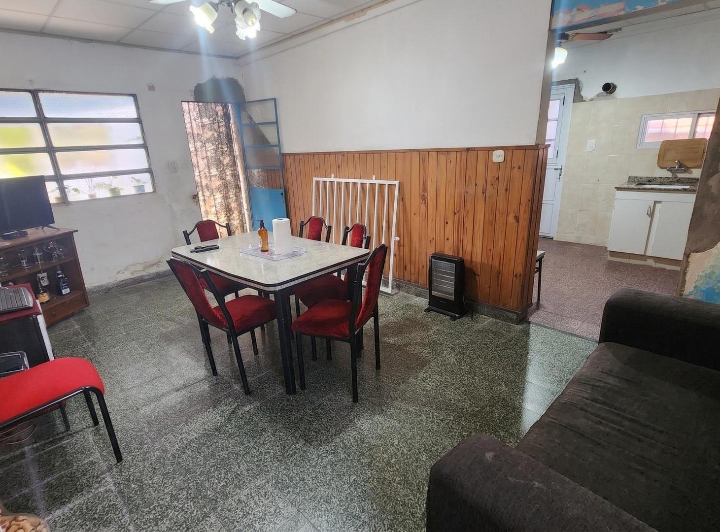 CASA DOS DORMITORIOS EN VENTA CON COCHERA LAS DELICIAS