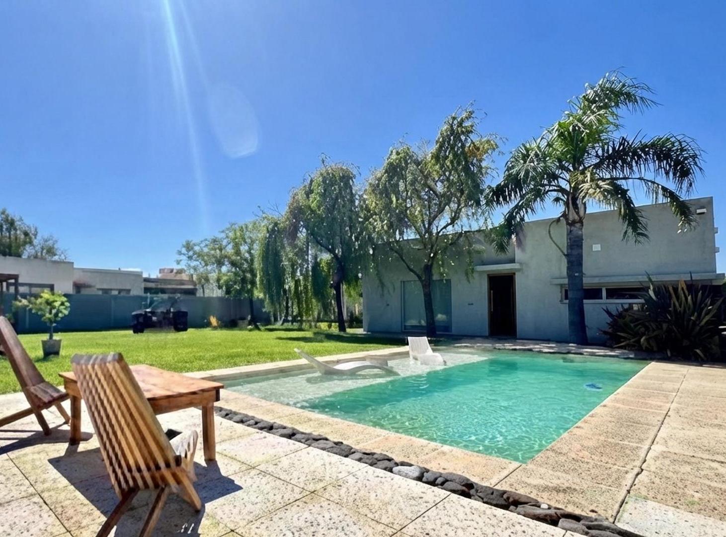 Foto de VENTA DE CASA EN ROLDAN MODERNA 2 DORMITORIOS Y PISCINA, imagen 3