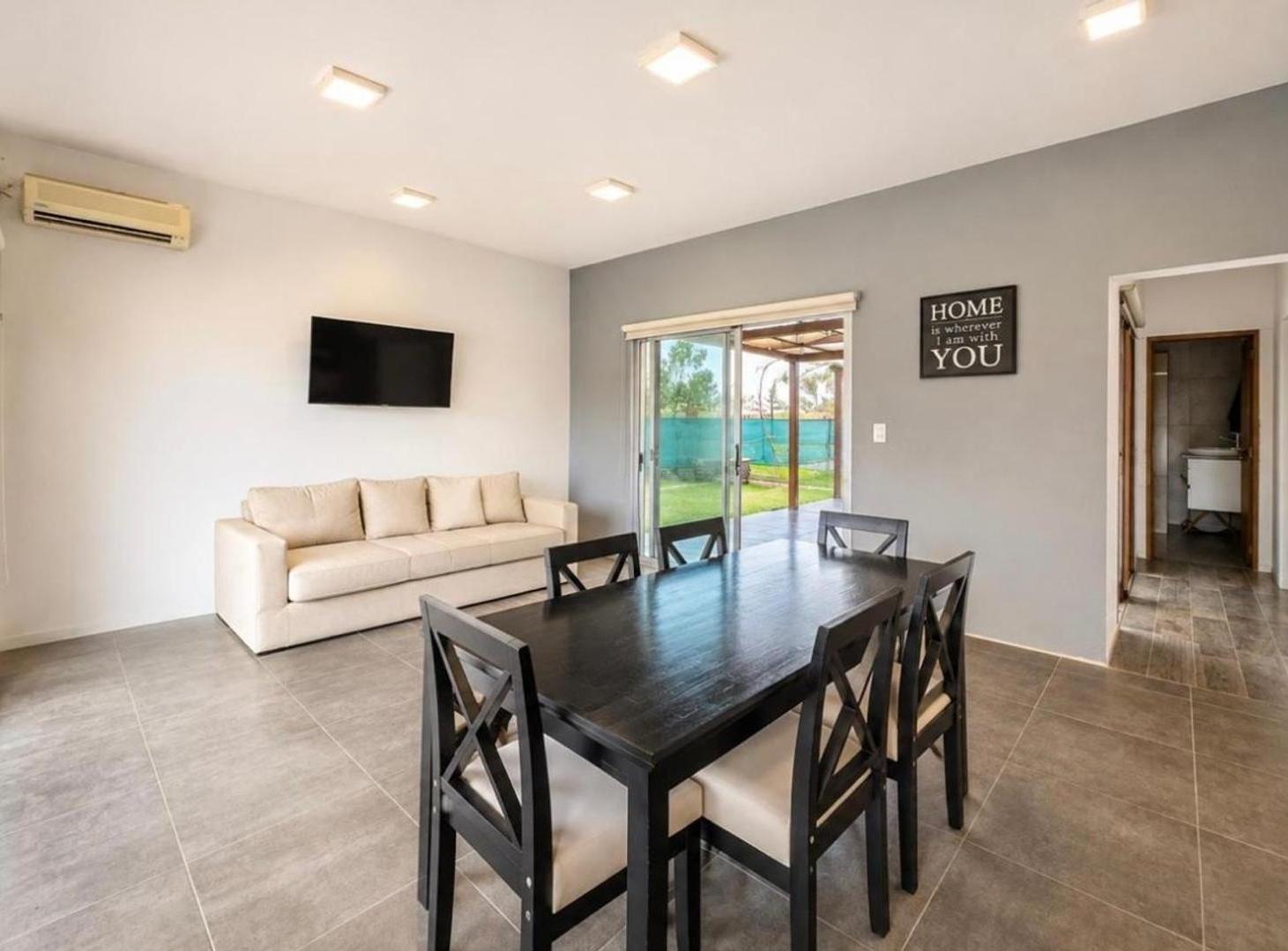 Foto de VENTA DE CASA EN ROLDAN MODERNA 2 DORMITORIOS Y PISCINA, imagen 2