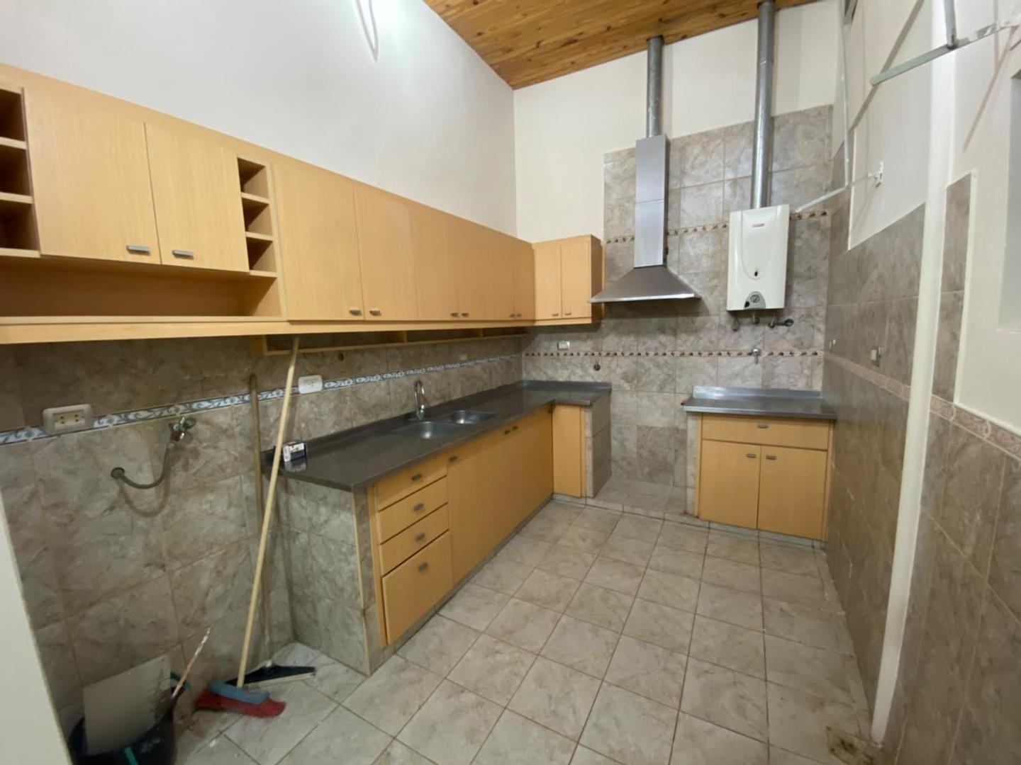 Foto de EN VENTA CASA 3 DORMITORIOS CON COCHERA, PATIO Y QUINCHO, imagen 5