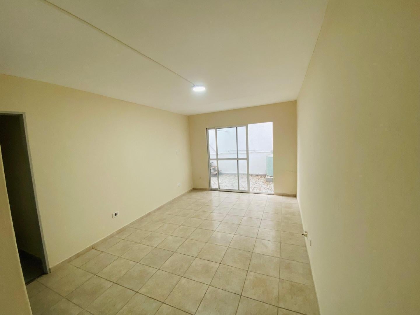 Foto de EN VENTA CASA 3 DORMITORIOS CON COCHERA, PATIO Y QUINCHO, imagen 2