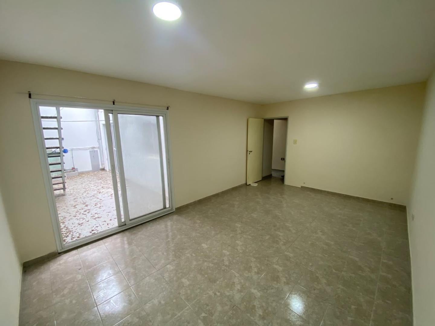 Foto de EN VENTA CASA 3 DORMITORIOS CON COCHERA, PATIO Y QUINCHO, imagen 3