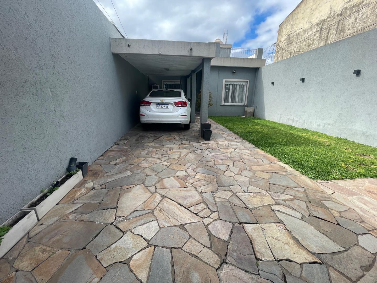 Foto de CASA EN VENTA DE 2 DORMITORIOS PATIO Y COCHERA APTA CREDITO, imagen 3