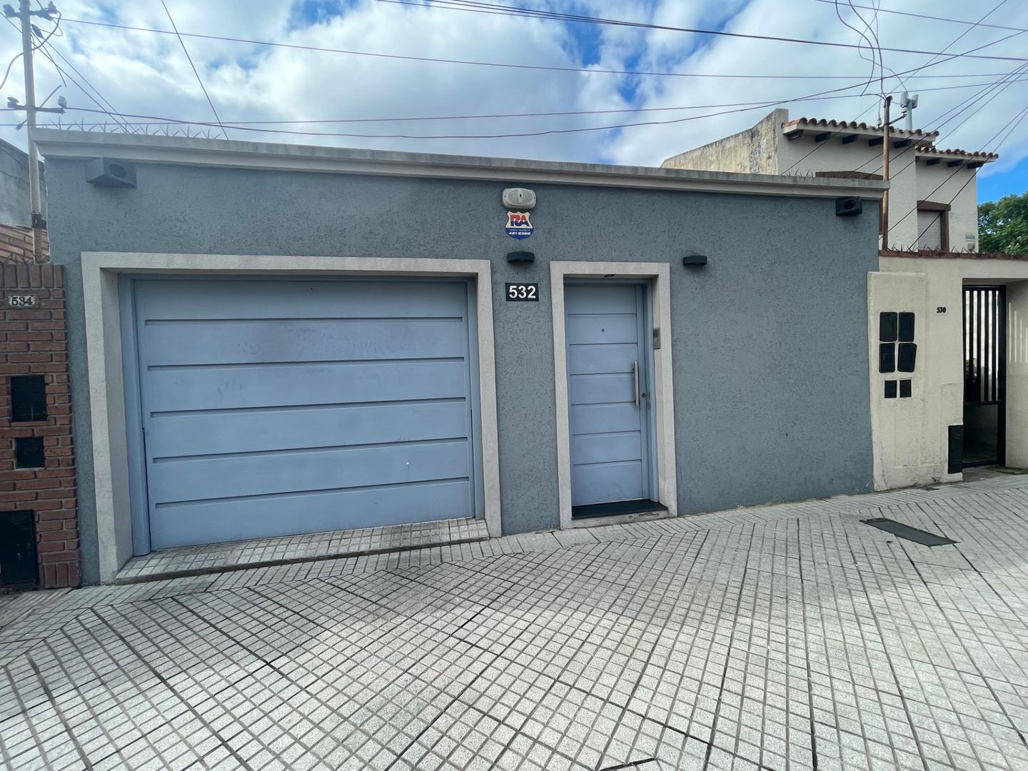 Foto de CASA EN VENTA DE 2 DORMITORIOS PATIO Y COCHERA APTA CREDITO, imagen 2