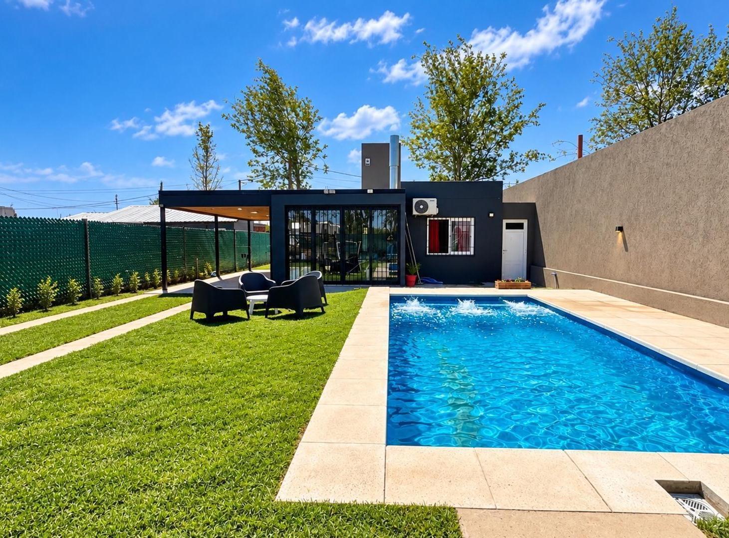 Foto de VENTA CASA 2 DORMITORIOS CON COCHERA Y PILETA, imagen 2