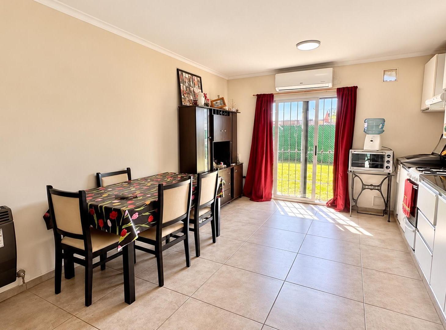 Foto de VENTA CASA 2 DORMITORIOS CON COCHERA Y PILETA, imagen 5