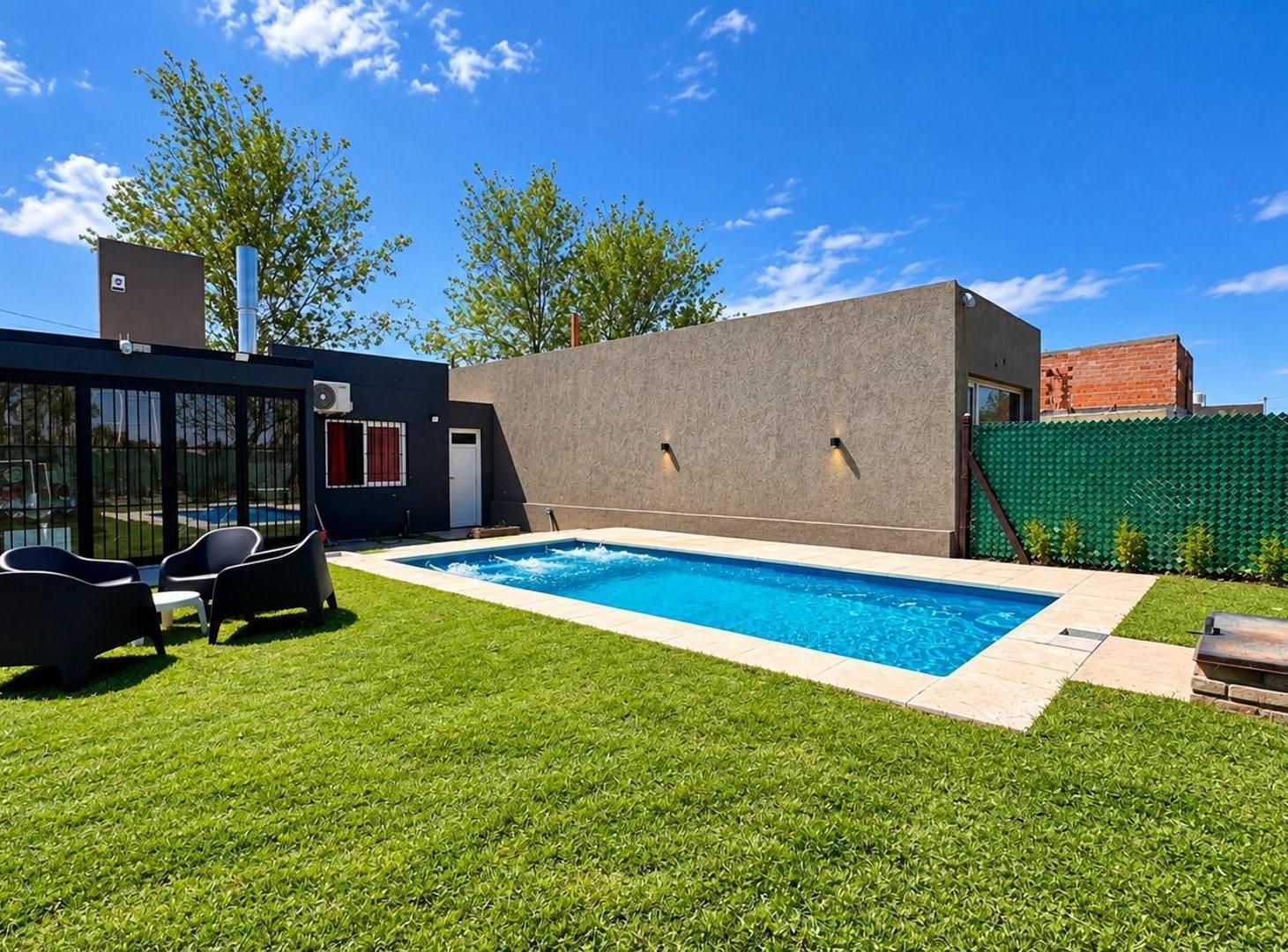 Foto de VENTA CASA 2 DORMITORIOS CON COCHERA Y PILETA, imagen 1