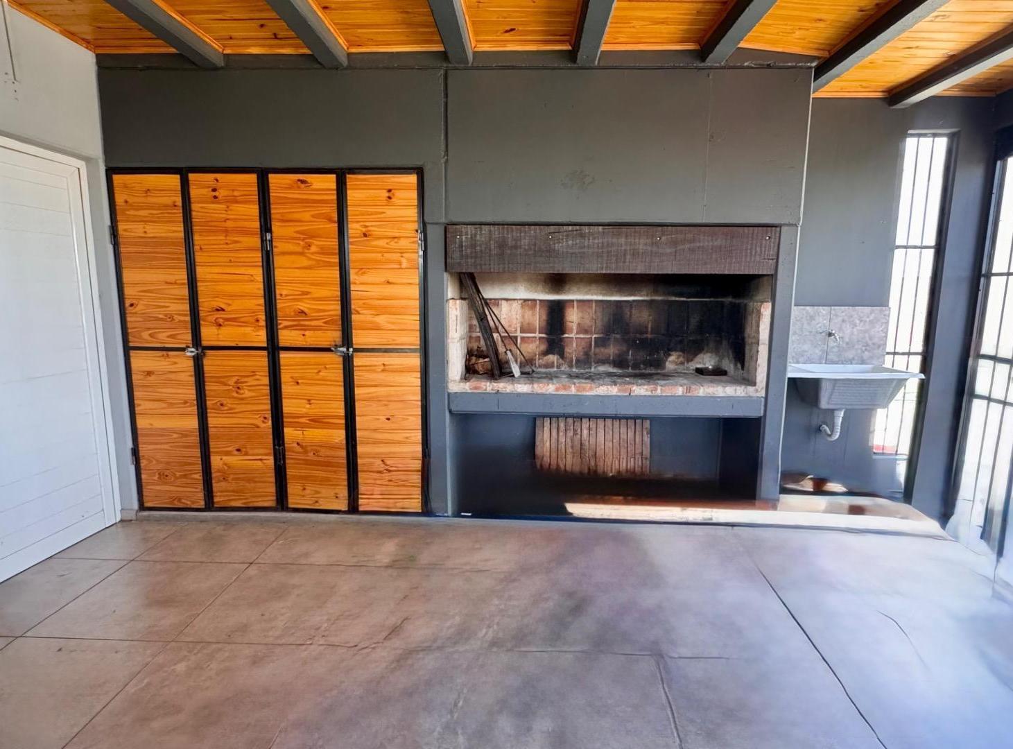 Foto de VENTA CASA 2 DORMITORIOS CON COCHERA Y PILETA, imagen 3