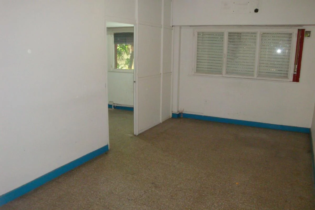 Foto de SALON COMERCIAL- PISO- S/EXPENSAS- 1° x ESCALERA- 120 m2 APROX.-, imagen 2