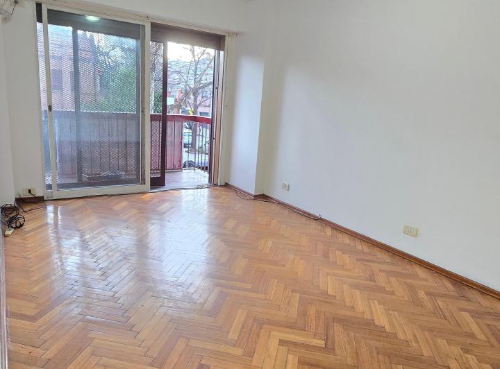 2 Ambientes con balcón - Condarco y Av. San Martin  5
