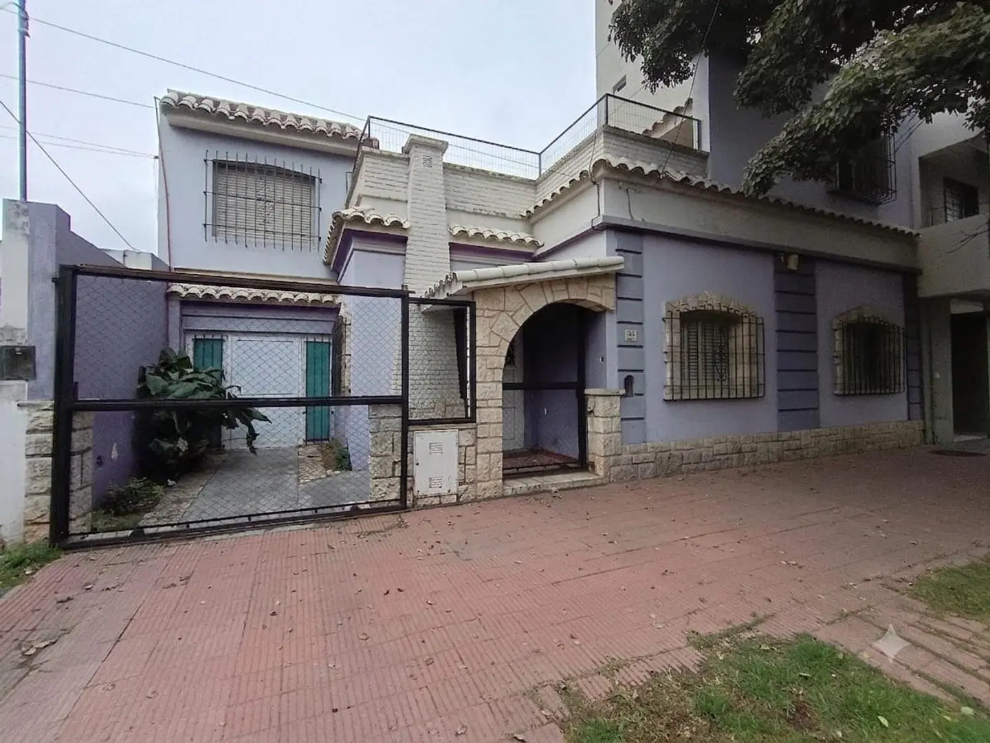 OPORTUNIDAD ÚNICA: 5 Dormitorios, Terraza Propia y Espacios 2