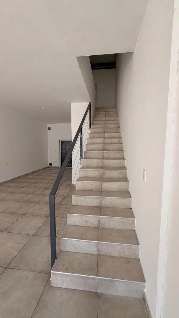 LOCAL COMERCIAL EN ALQUILER – AV. D. ÁLVAREZ 9956 5