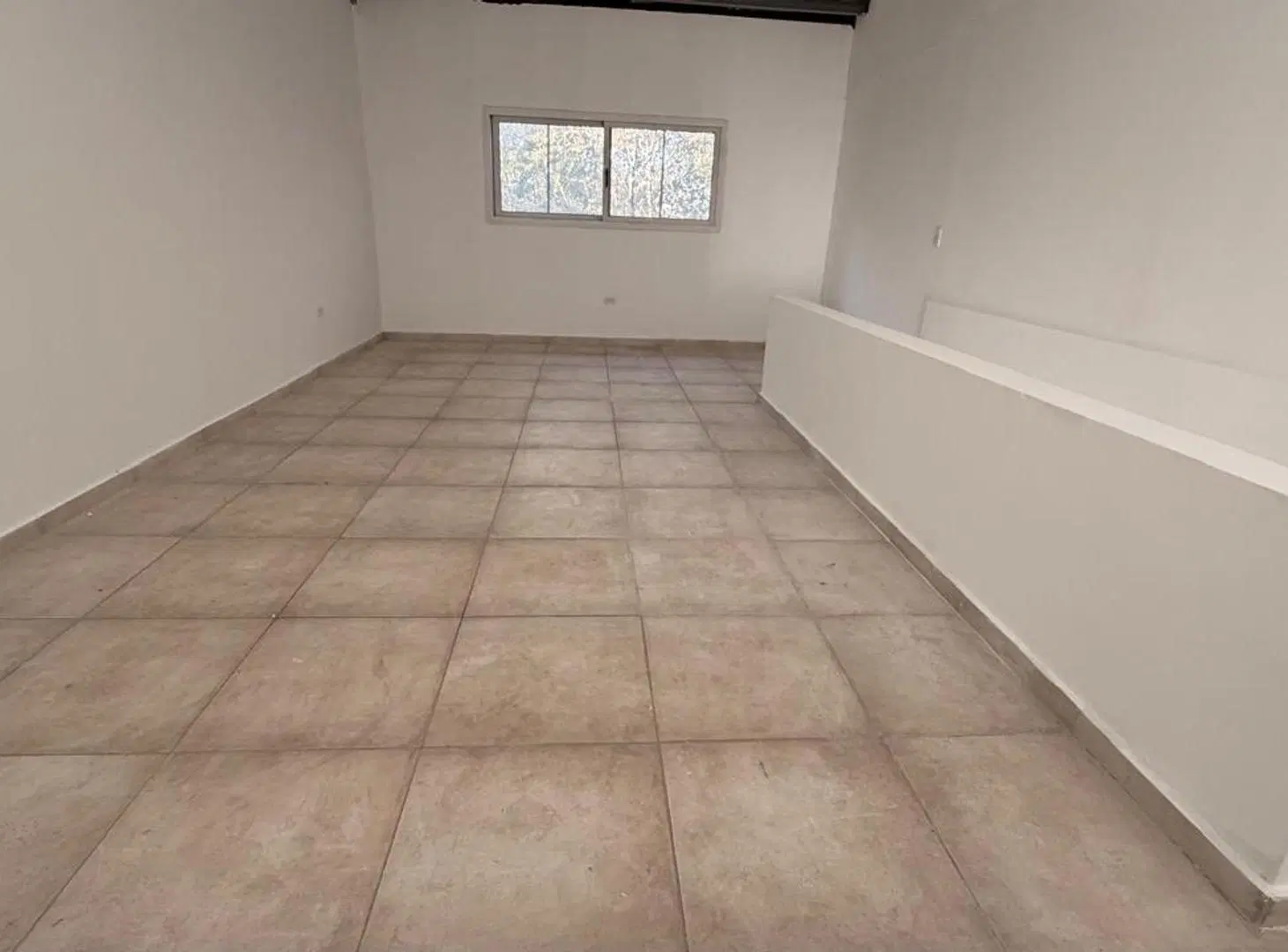 LOCAL COMERCIAL EN ALQUILER – AV. D. ÁLVAREZ 9956 4
