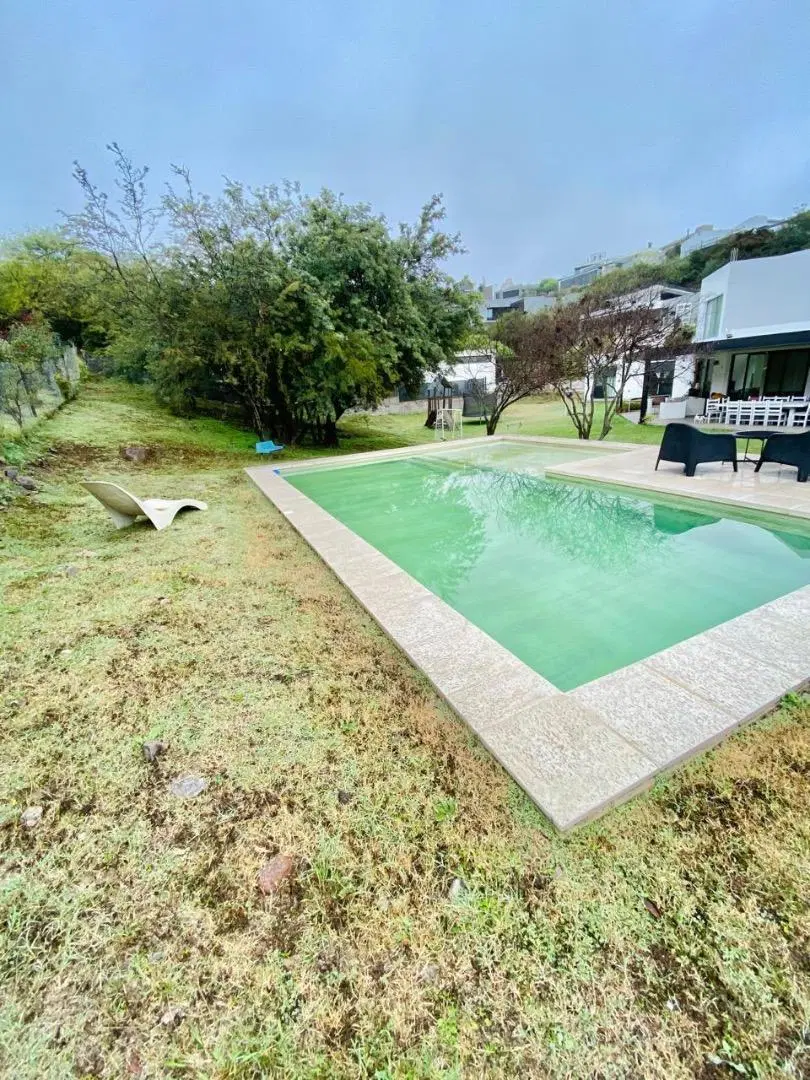Casa en amplio terreno con pileta y potencial ampliación 3