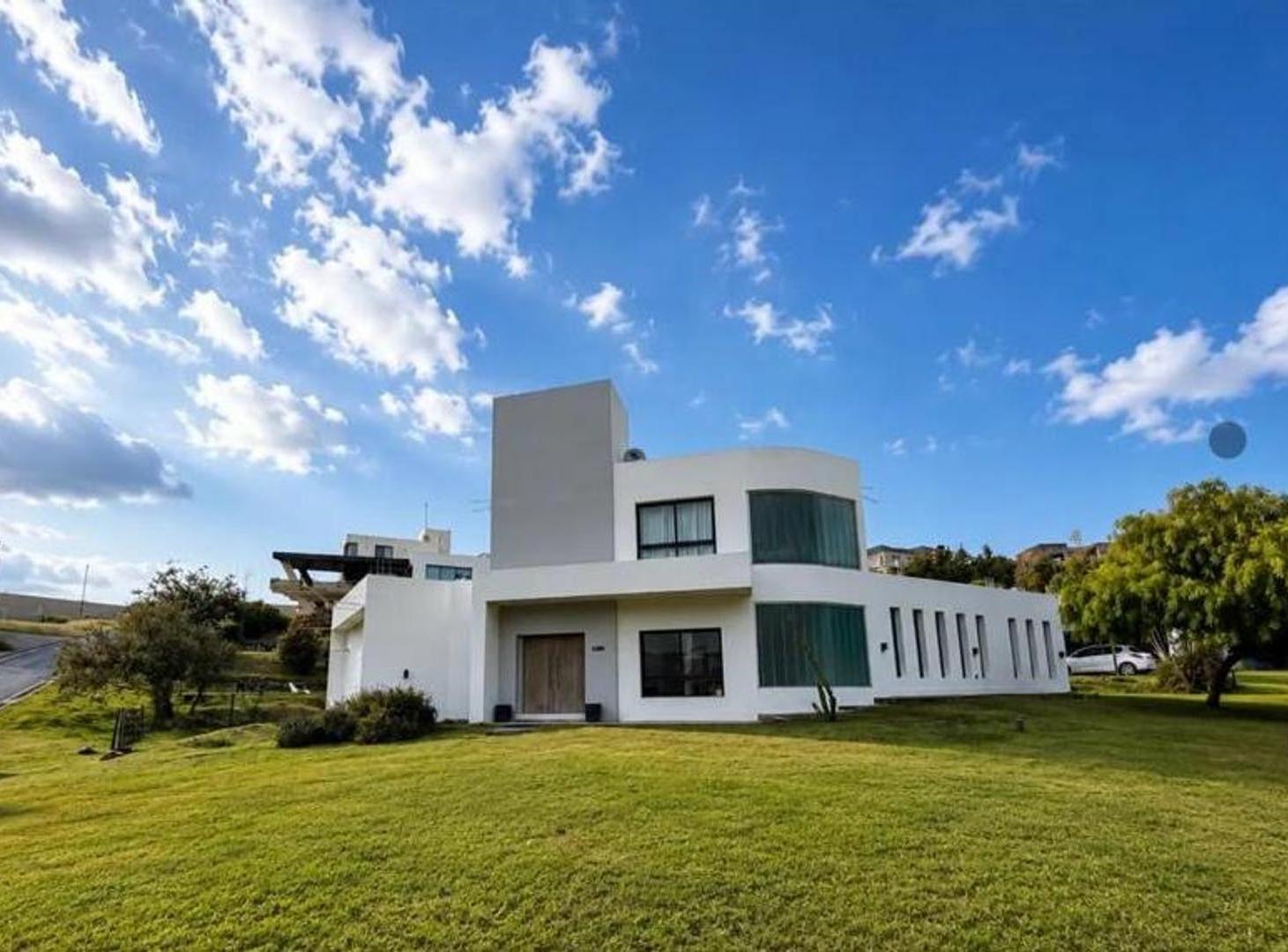 Casa en amplio terreno con pileta y potencial ampliación
