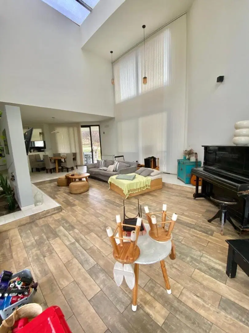 Casa en amplio terreno con pileta y potencial ampliación 2