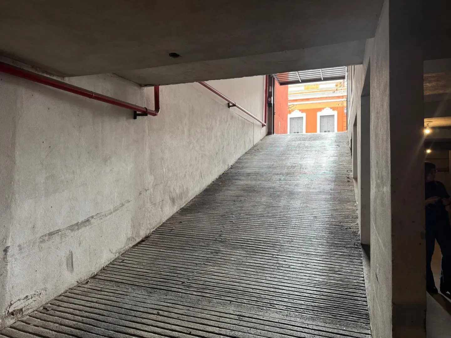 Cochera con acceso en rampa y portón automático 5
