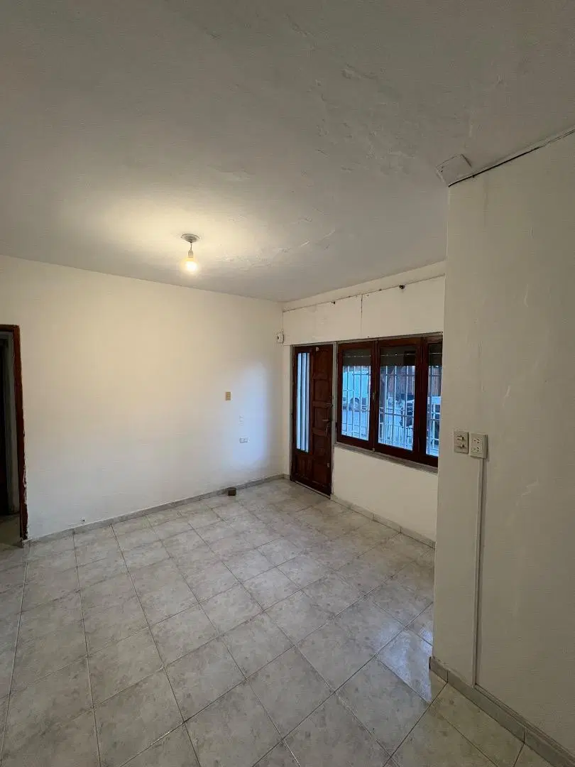 CASA 3 DORM CON LOCAL EN ALQUILER EN BARRIO PANAMERICANO 4