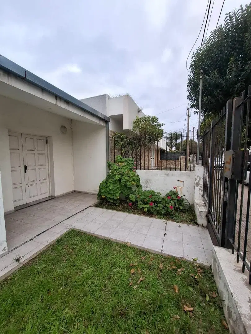 Casa 3 Dorm a reciclar-Lomas de San Martín Gran potencial! 4