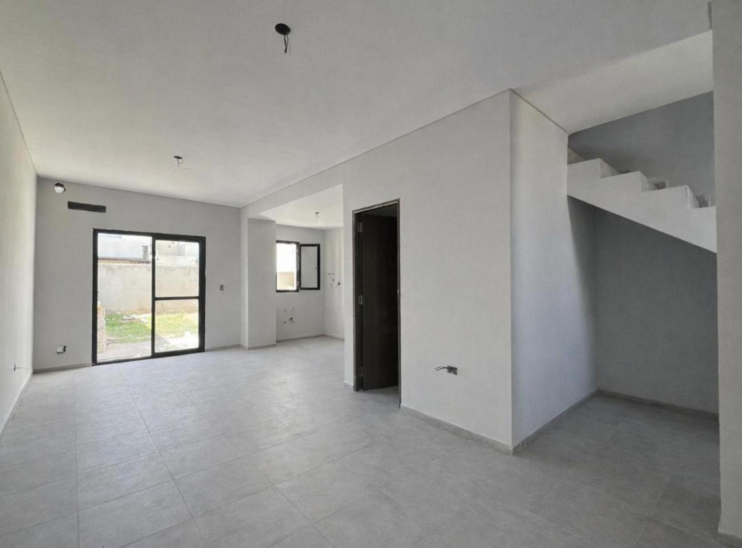 Foto de DUPLEX EN VENTA 2 DORM 2 BAÑOS EN VALLE CERCANO - LA AMISTAD, imagen 1