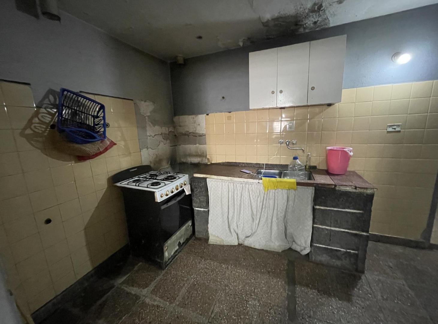 Foto de VENDO CASA, DEPARTAMENTO y LOCAL a refaccionar en barrio en Santa, imagen 3