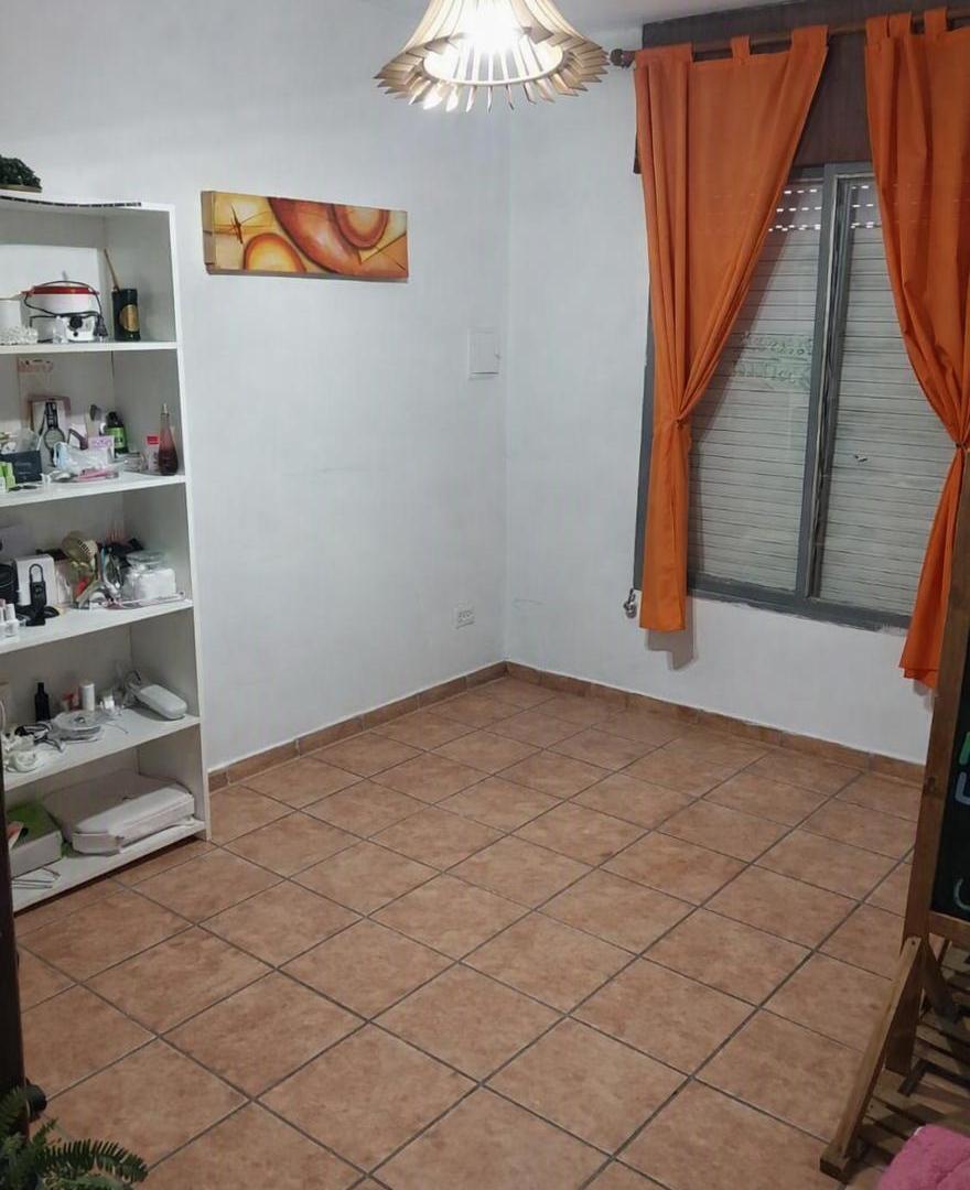 Foto de Casa + Cochera en Venta - Barrio Empalme, imagen 3