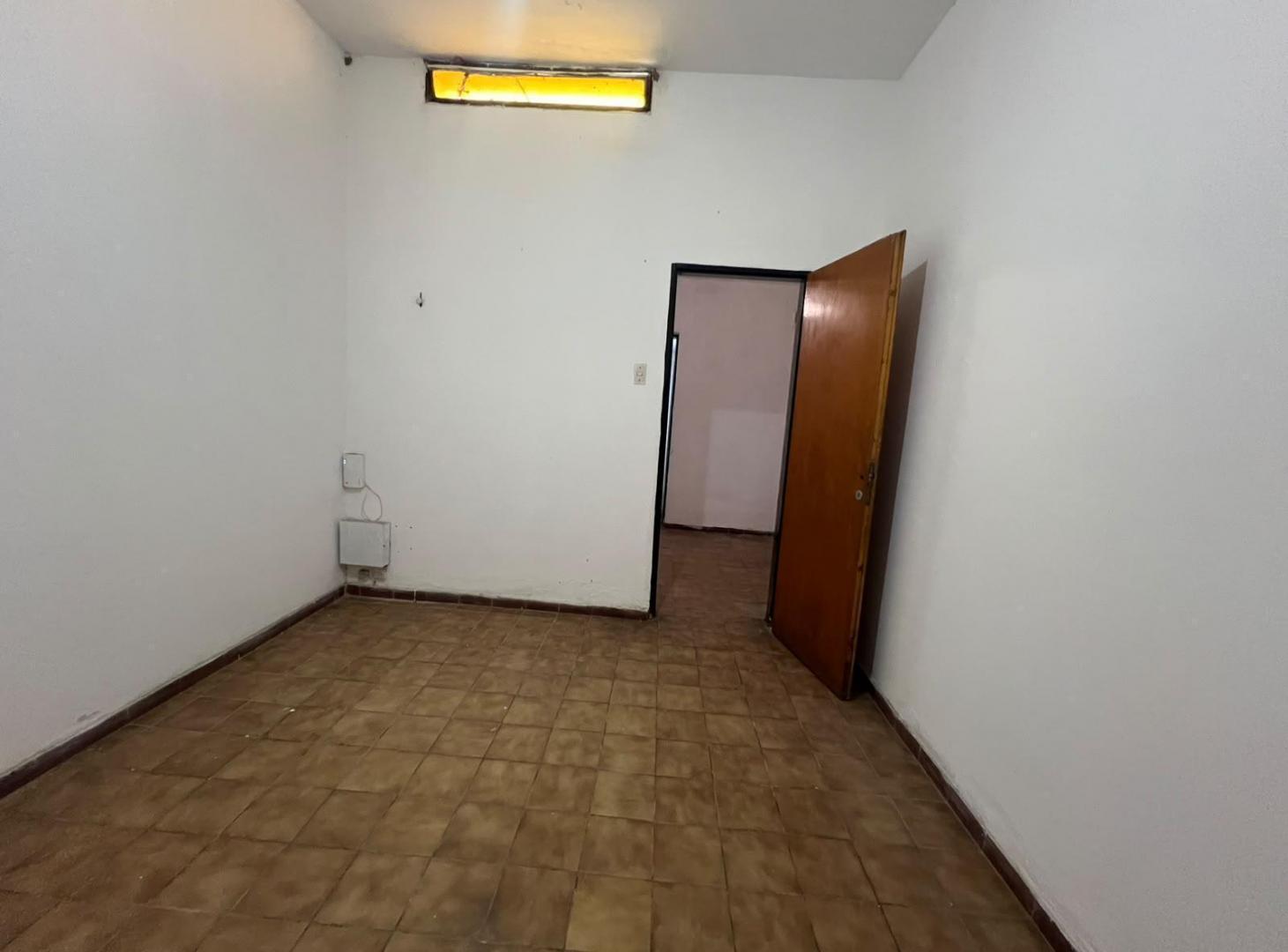 Foto de Casa en venta 3 dormitorios con patio amplio B° Cáceres, imagen 3