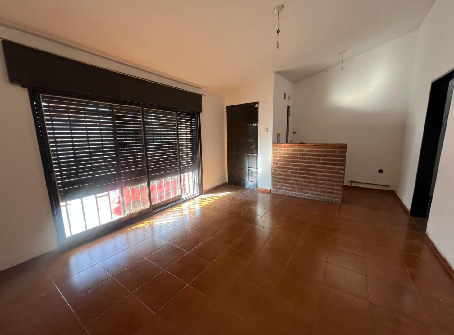 Foto de Casa en venta 3 dormitorios con patio amplio B° Cáceres, imagen 2