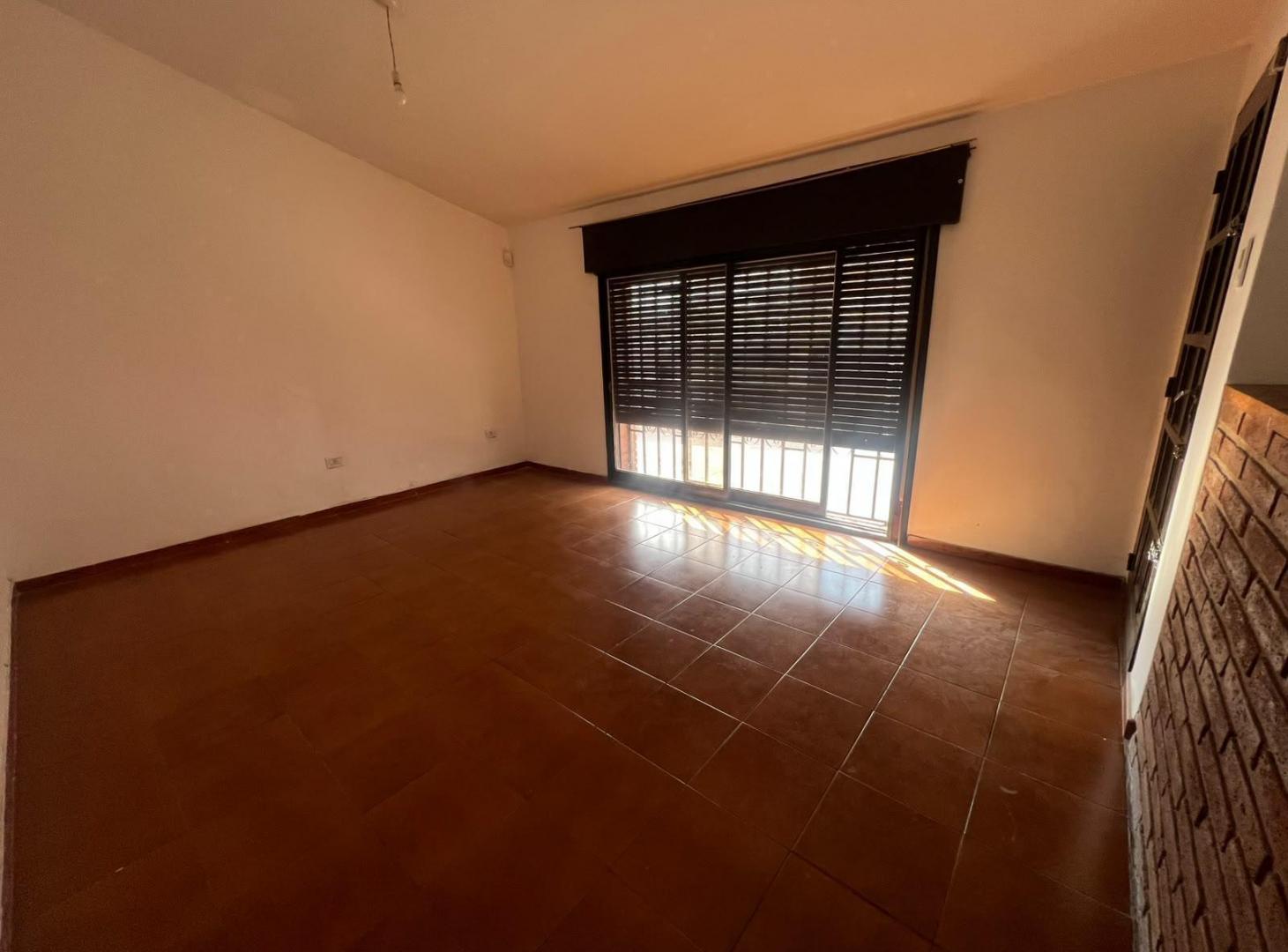 Foto de Casa en venta 3 dormitorios con patio amplio B° Cáceres, imagen 1