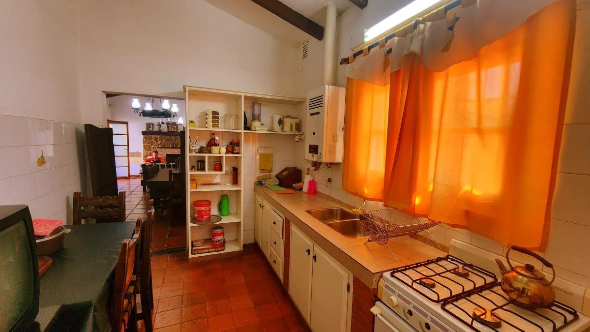 Foto de CARLOS PAZ- B° SANTA RITA-EN UNA PLANTA- 5 DORM-PILETA, imagen 2