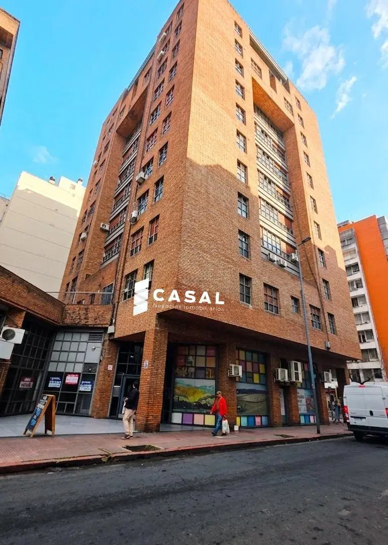 CENTRO- LOCAL + OFICINAS- PATIO- CASI AV. COLÓN 3