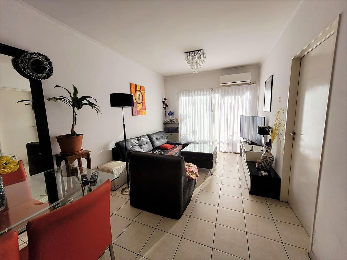 Venta de departamento 2 ambientes en el barrio de Flores. Edificio con pileta!