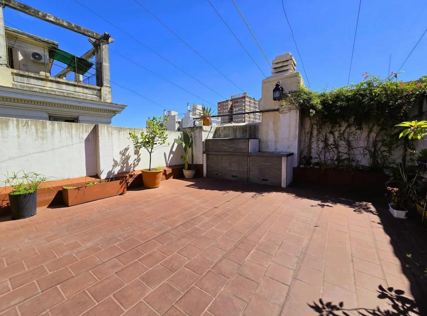 Venta 4 ambientes con dependencia. Casa en altura: triplex con terraza y parrilla en Balvanera 3