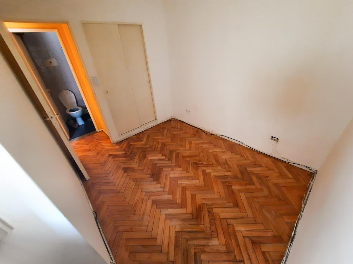 Departamento 2 Ambientes Céntrico a m. de Av Yrigoyen 5