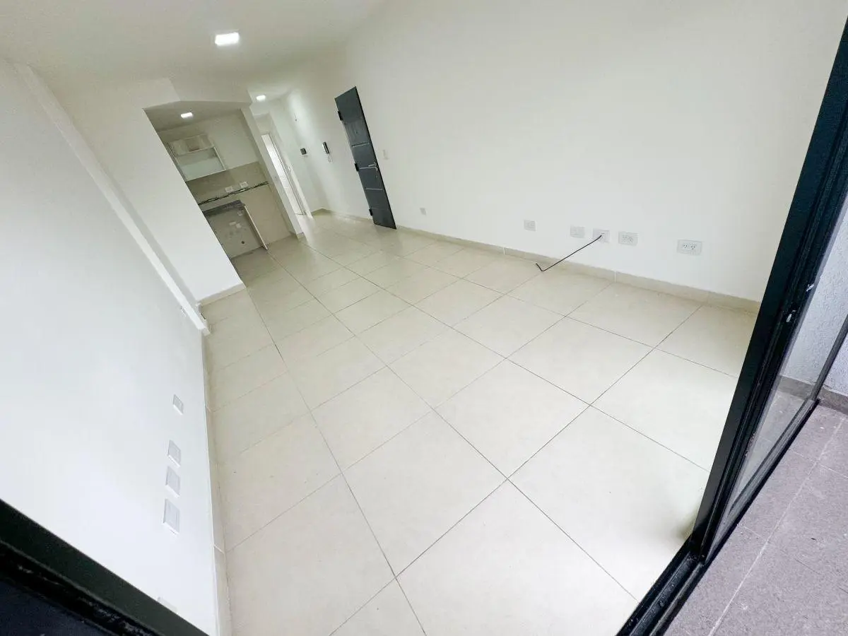 Departamento 2 Ambientes Amplio Doble Balcón y Cochera Opcional en Lanús Centro 2