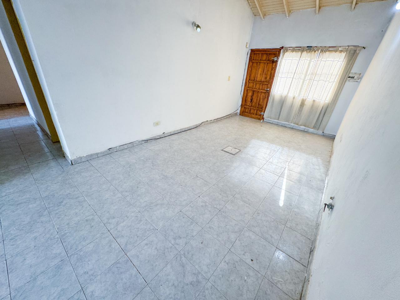 Foto de Casa 3 Ambientes Amplia con Garage Cubierto y Patio en Planta Baja en, imagen 1