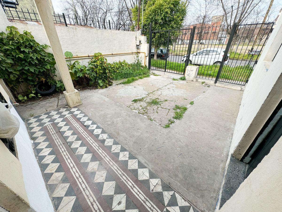 Foto de EN BLOQUE 290 m2 | Casa 3 Ambientes + 2 Ambientes | Garage y Fondo, imagen 2