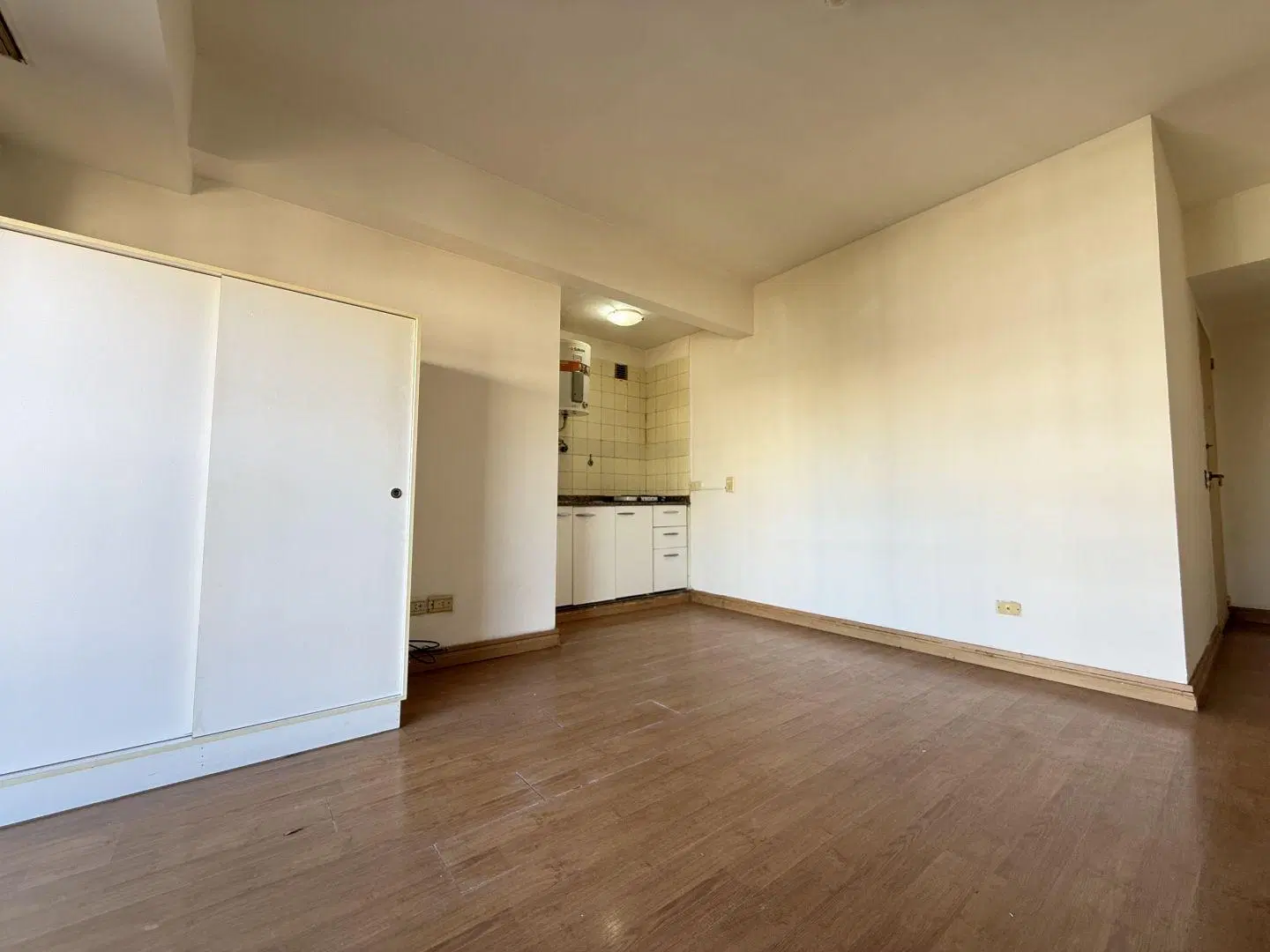 Monoambiente en Alquiler con Balcón y Vista Abierta Flores Norte 3