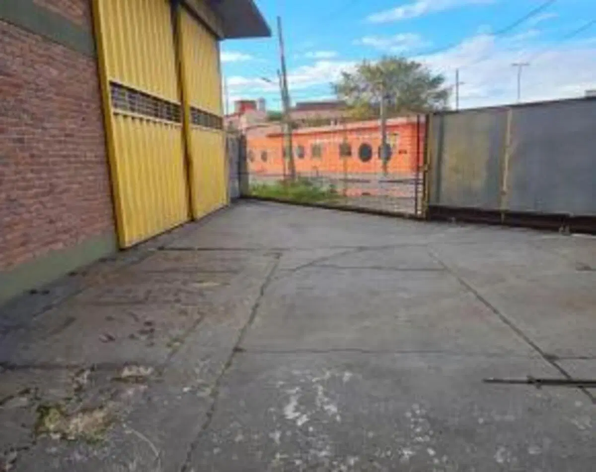 Galpón con Oficinas en Alquiler y Venta - LOMAS DE ZAMORA 2
