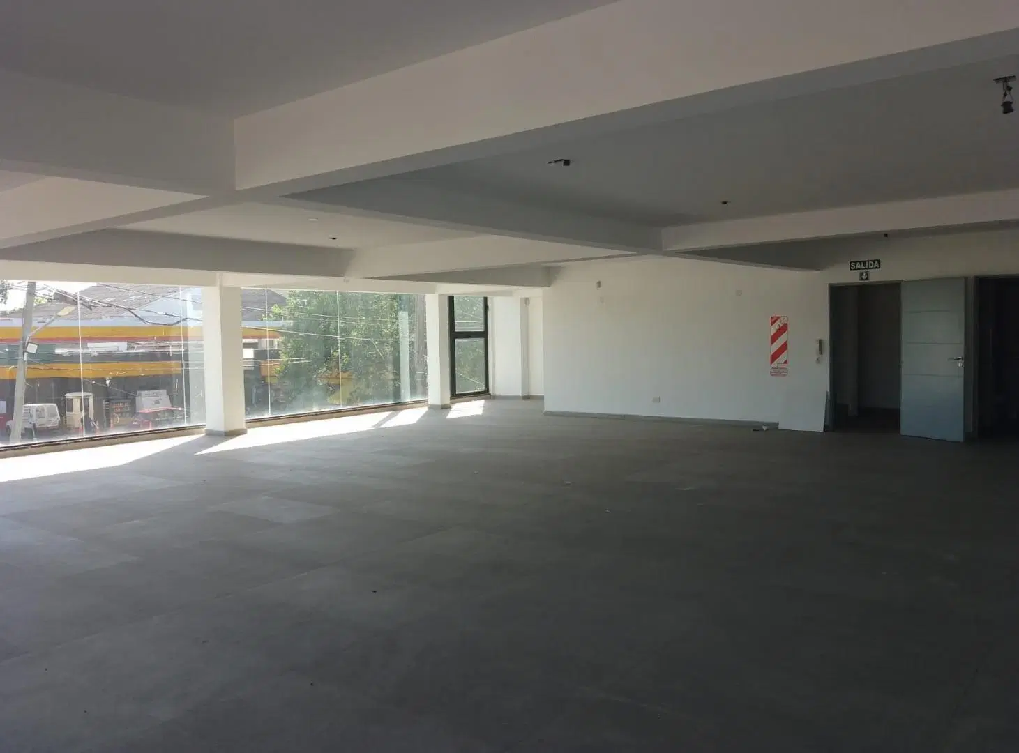 Excelente local comercial en Avellaneda 2