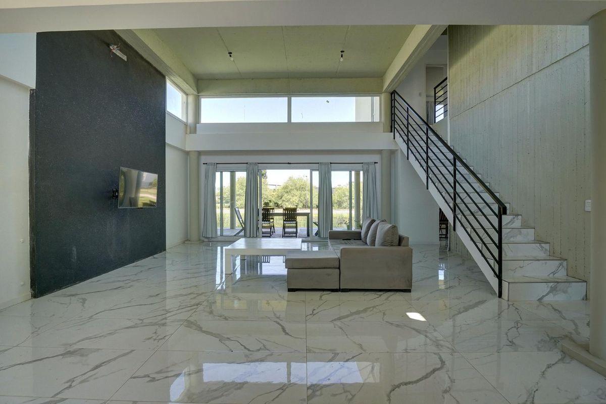 Casa 5 Ambientes. Cantón Puerto. Vista a Espejo de Agua. Calidad Premium venta