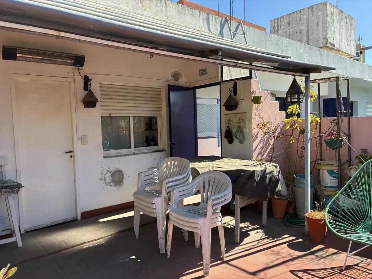 Foto de Vendo Departamento Tipo Casa Renovado con Terraza Propia y Cochera, imagen 2