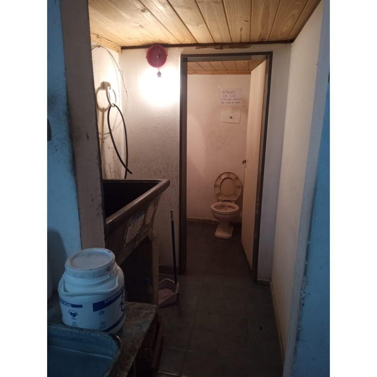 Pte. Quintana 3163. Amplio Salón comercial con oficinas y vivienda.