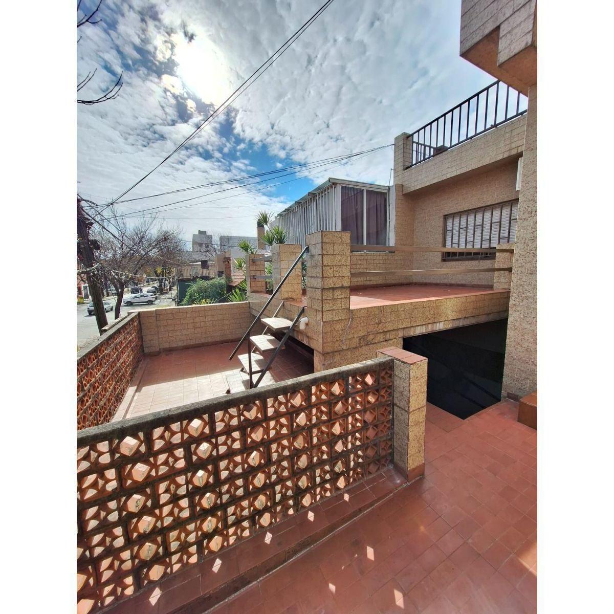 2 Casas en Una Mas Local. Italia 3131. Oportunidad 1