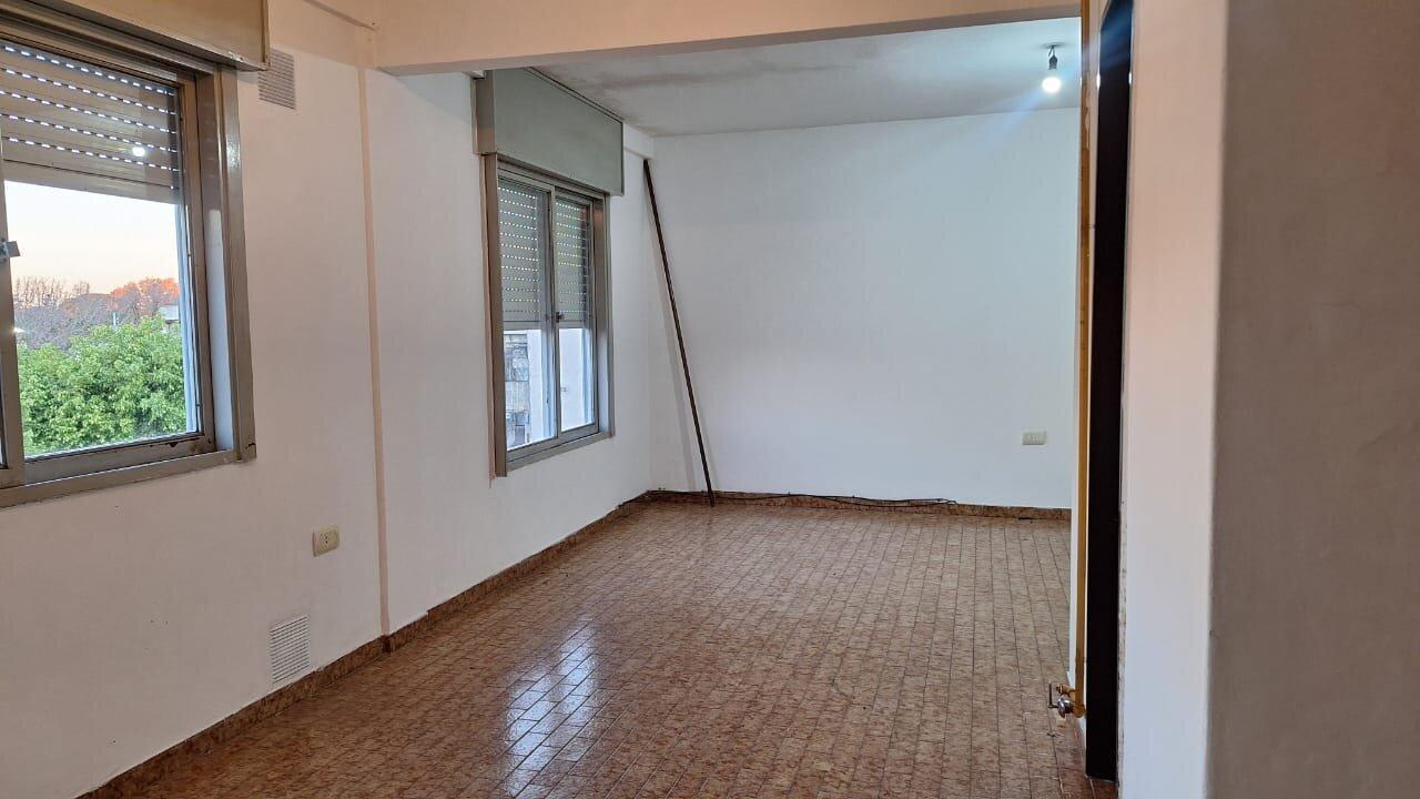 SARMIENTO 2547. UN DORMITORIO. 3ER PISO ESCALERA