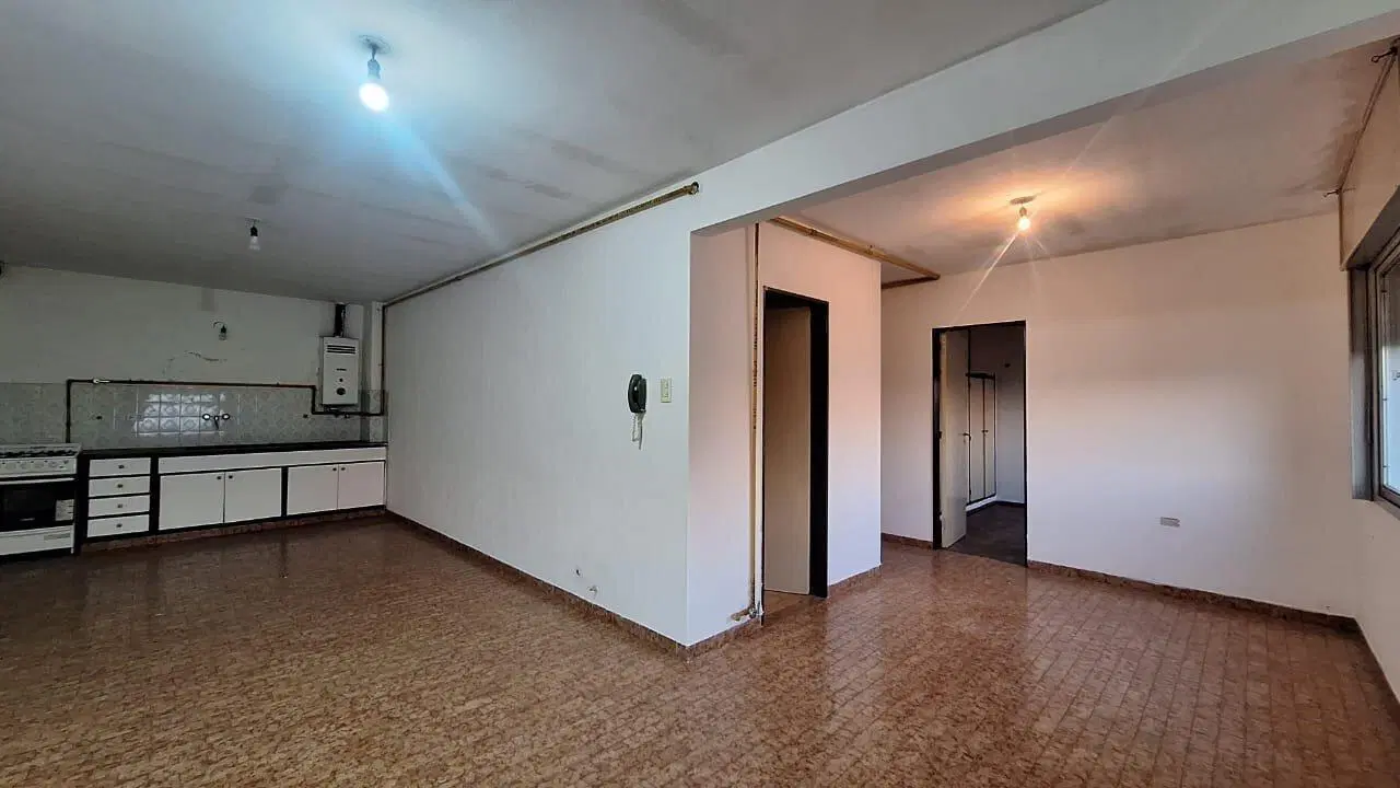 SARMIENTO 2547. UN DORMITORIO. 3ER PISO ESCALERA 4