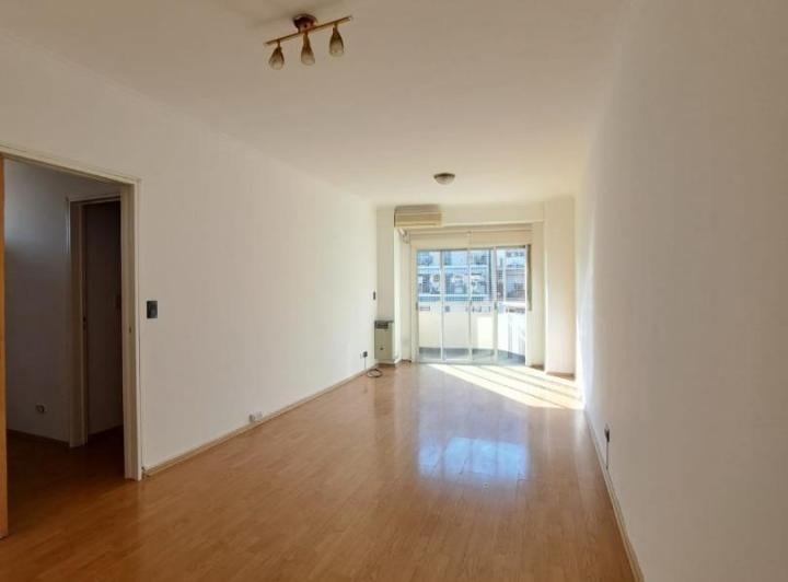 HERMOSO DOS AMBIENTES MAS ESCRITORIO EN CABALLITO